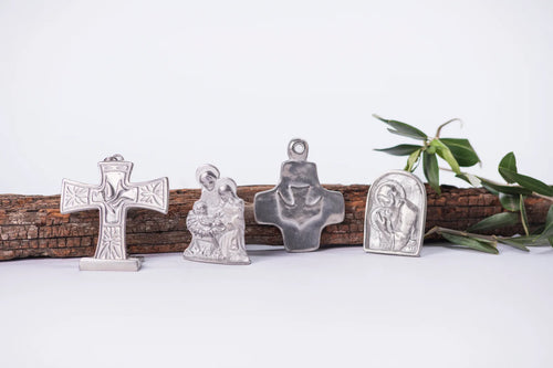 Colección de dijes y medallas religiosas