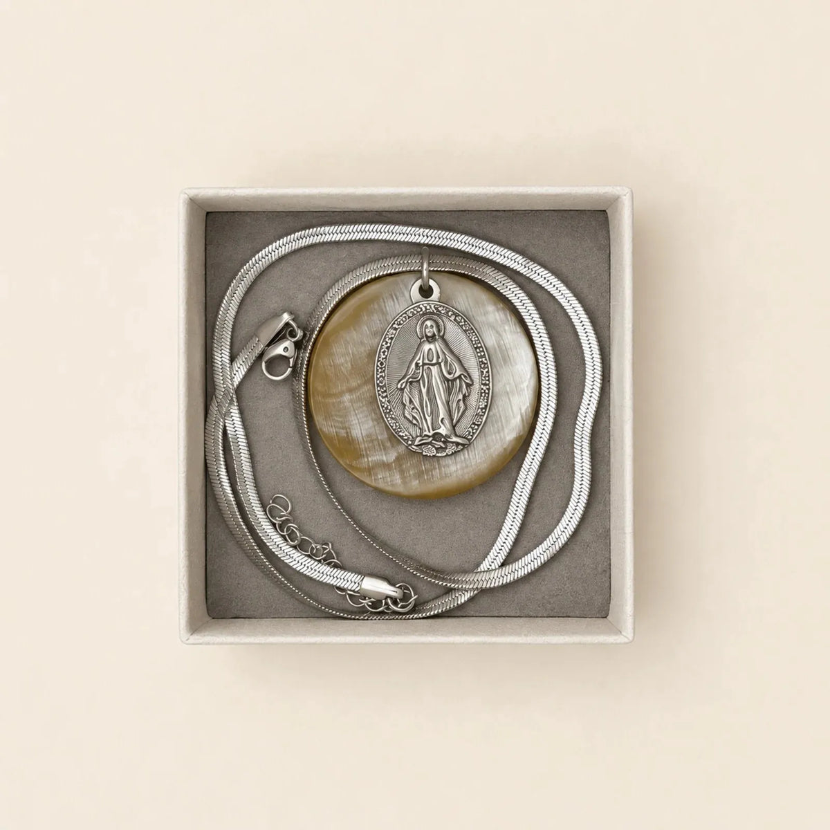 Medalla religiosa en estuche