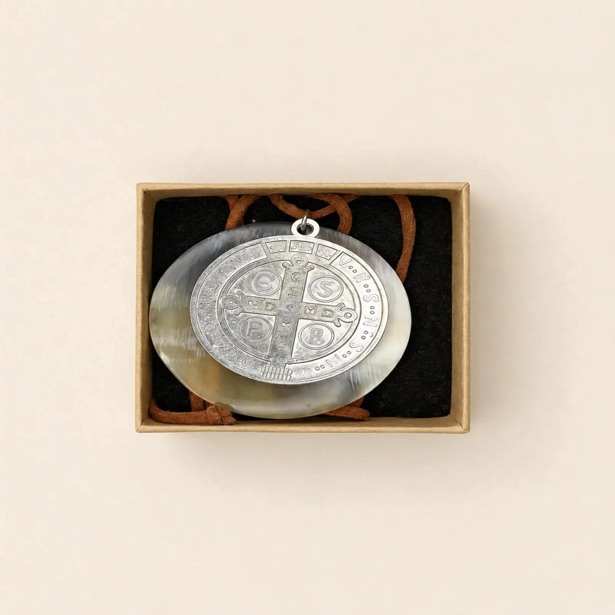 Medalla religiosa en estuche