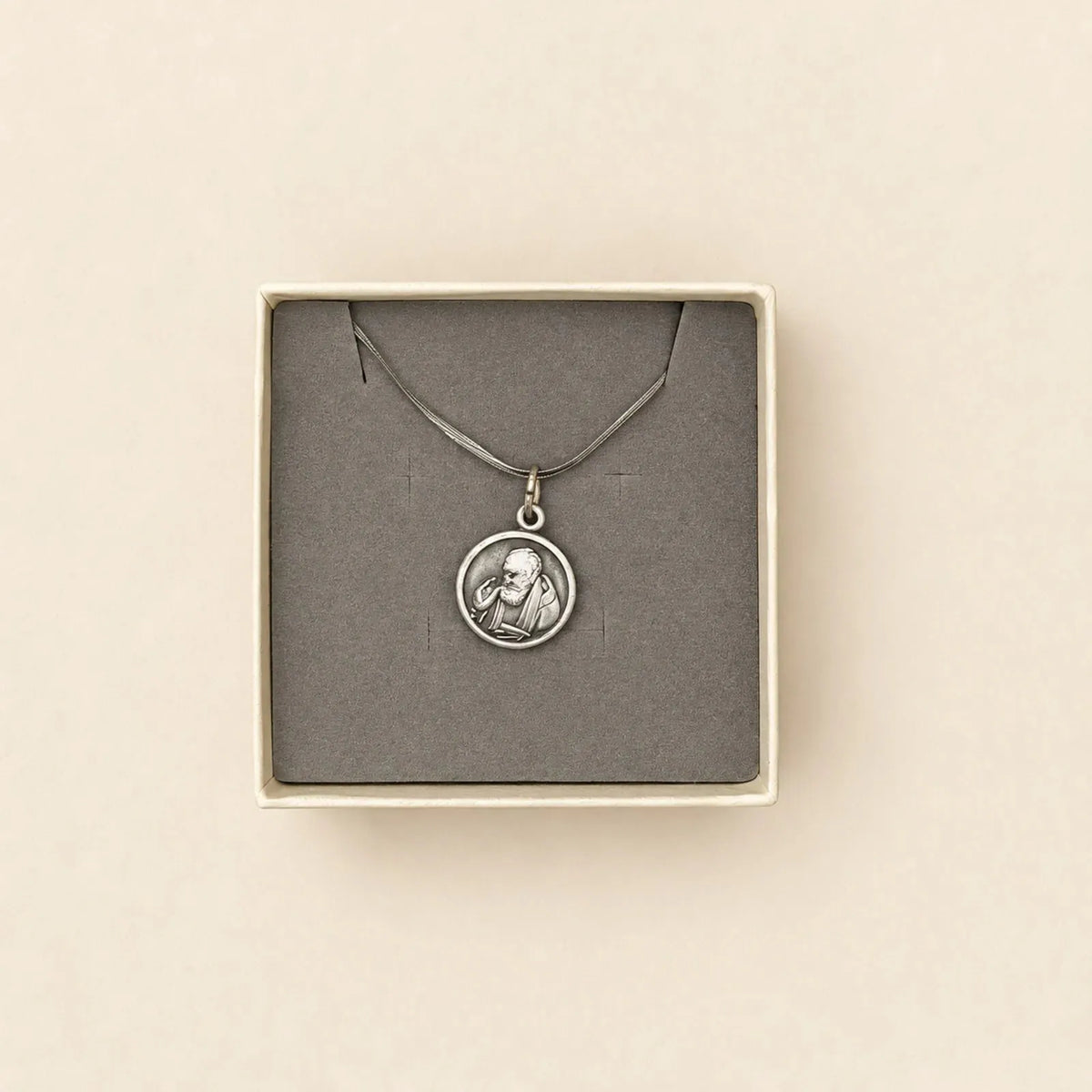 Collar plateado con medalla