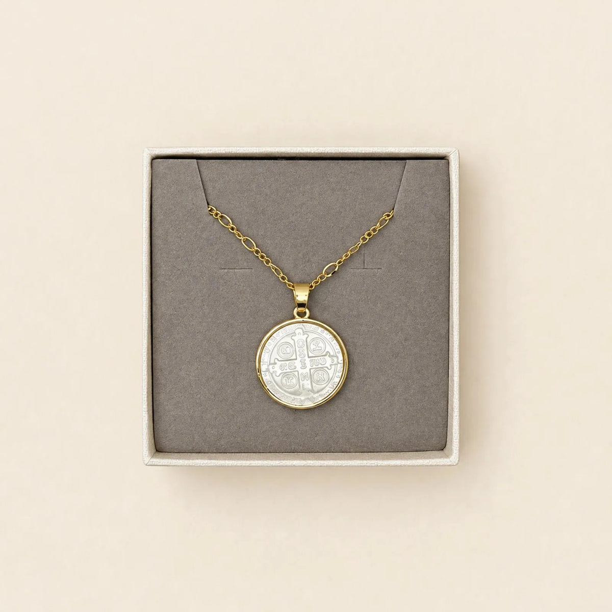 Collar fino con medalla