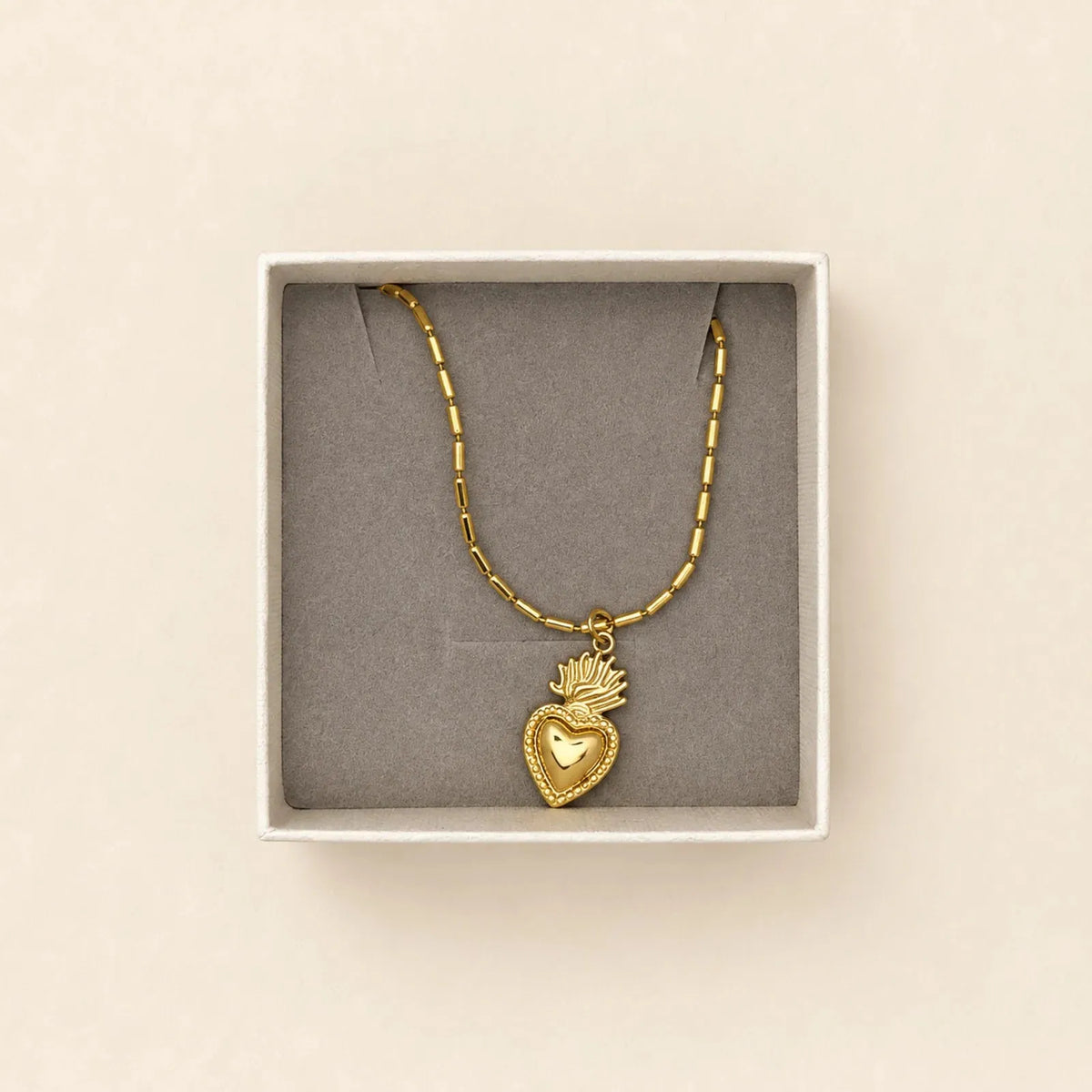 Collar dorado con medallón