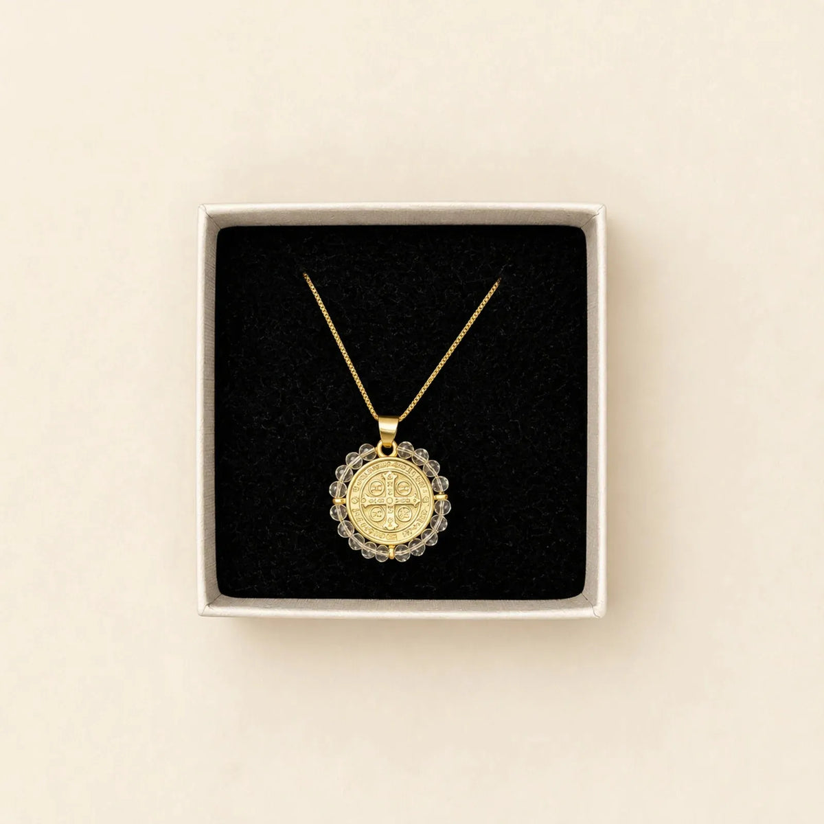 Collar dorado con medalla en estuche