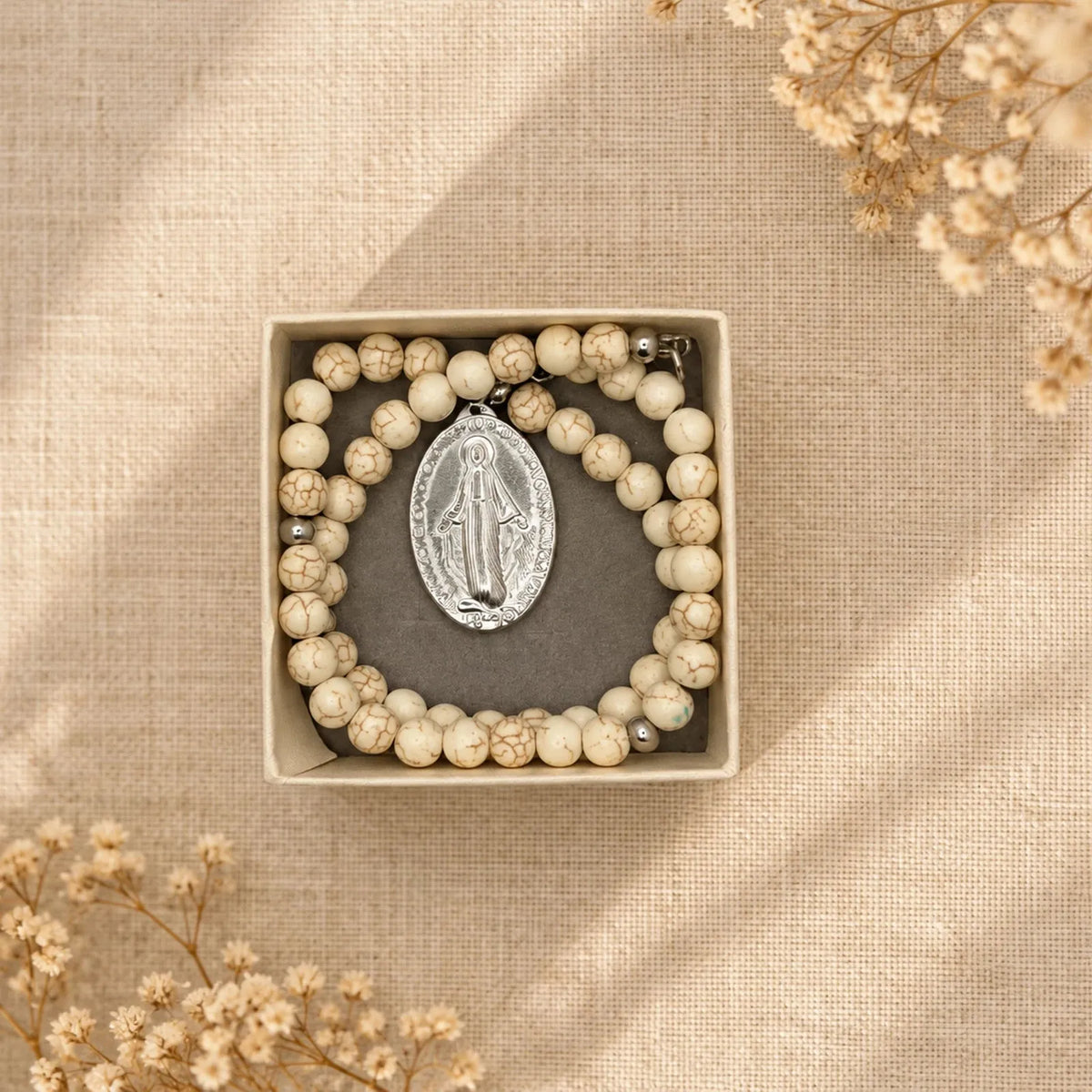 Collar de piedra crema con medallón ovalado de Virgen