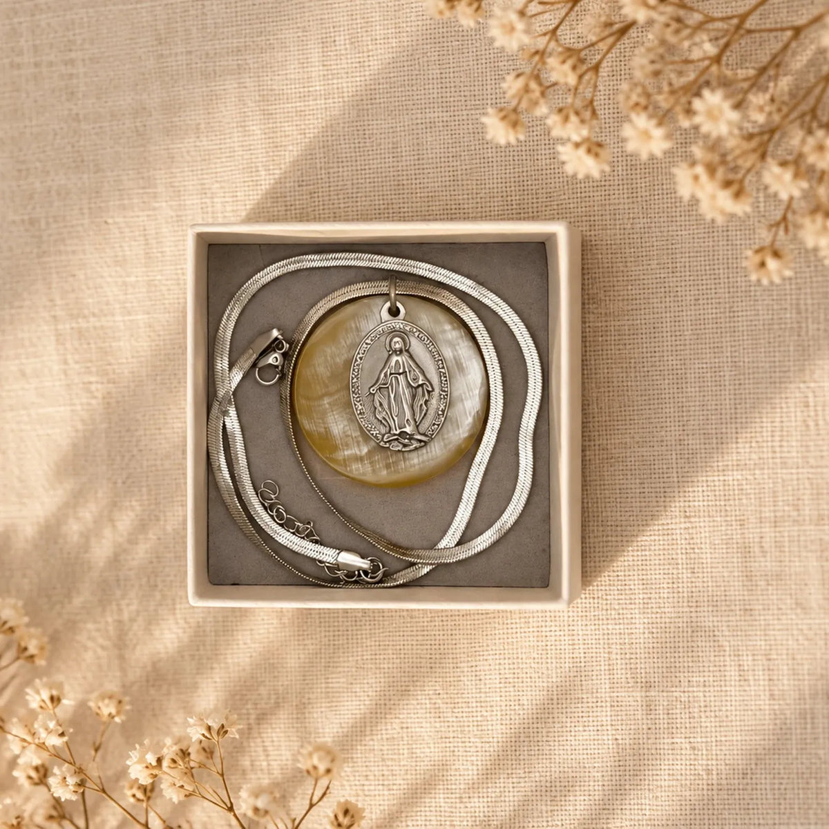 Colgante de nácar con medalla de Virgen