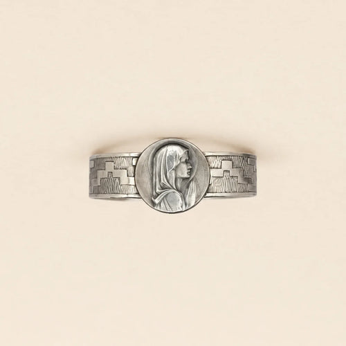 Brazalete plateado con figura religiosa
