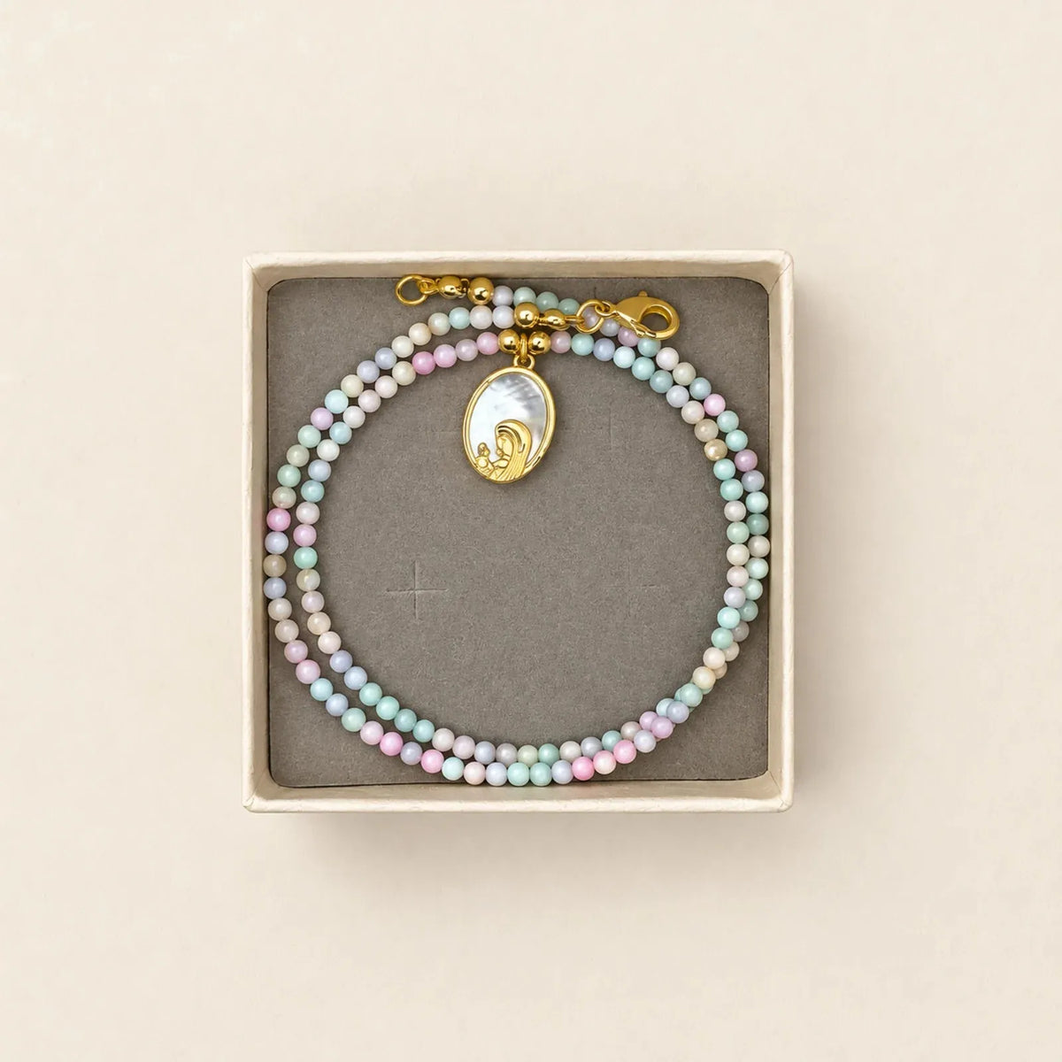 Pulsera multicolor con medalla