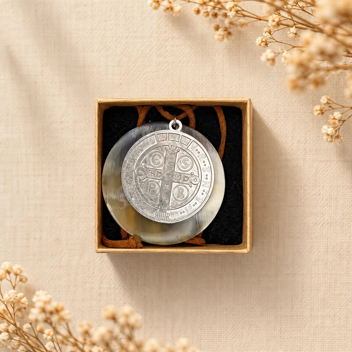 Colgante de nácar con medalla de San Benito