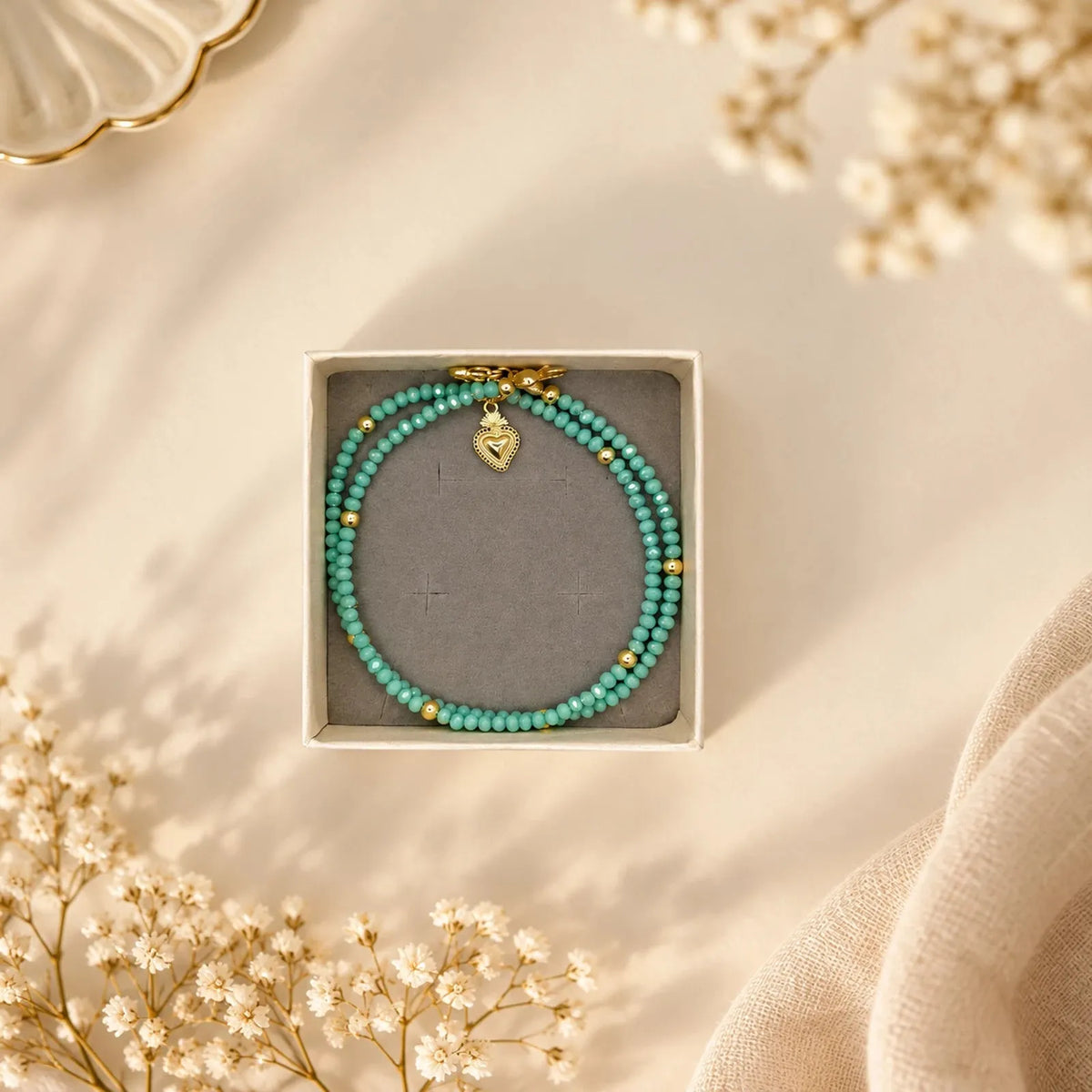 Collar de cuentas pastel multicolor con cruz dorada