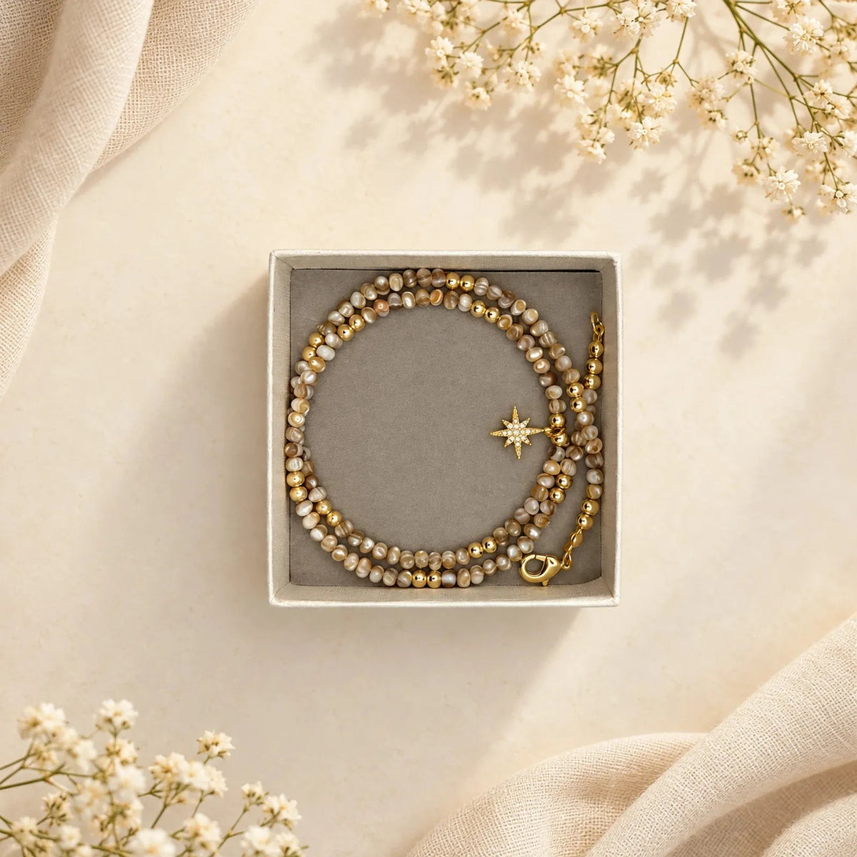 Collar de nácar y dorado con dije de estrella