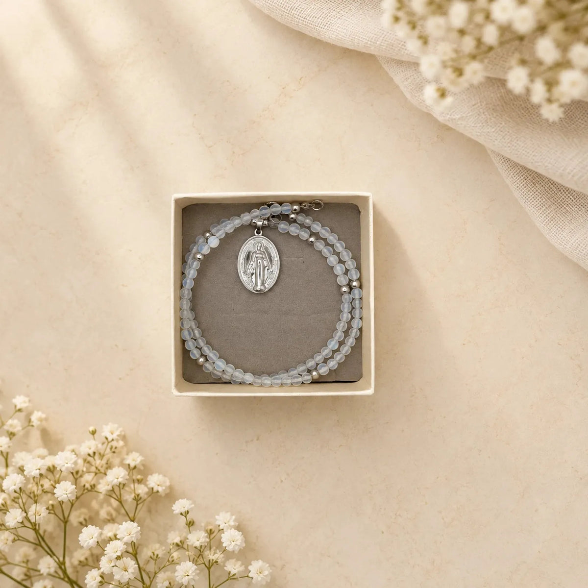 Collar de cuentas opalina azul con medalla Milagrosa