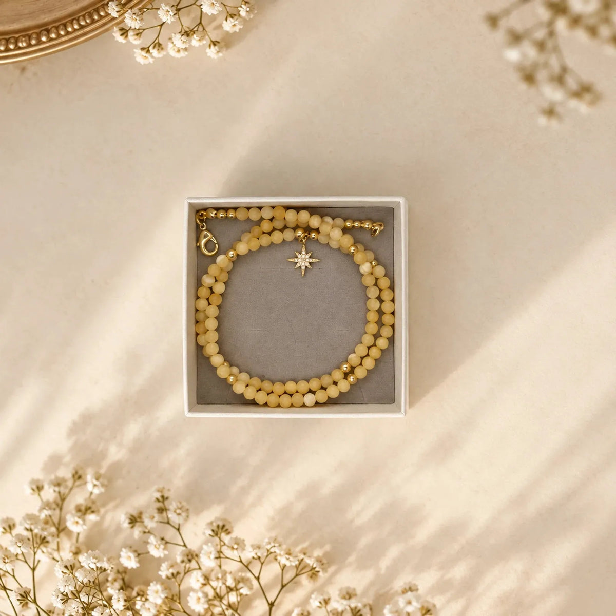 Collar de cuentas amarillo y dorado con dije de estrella