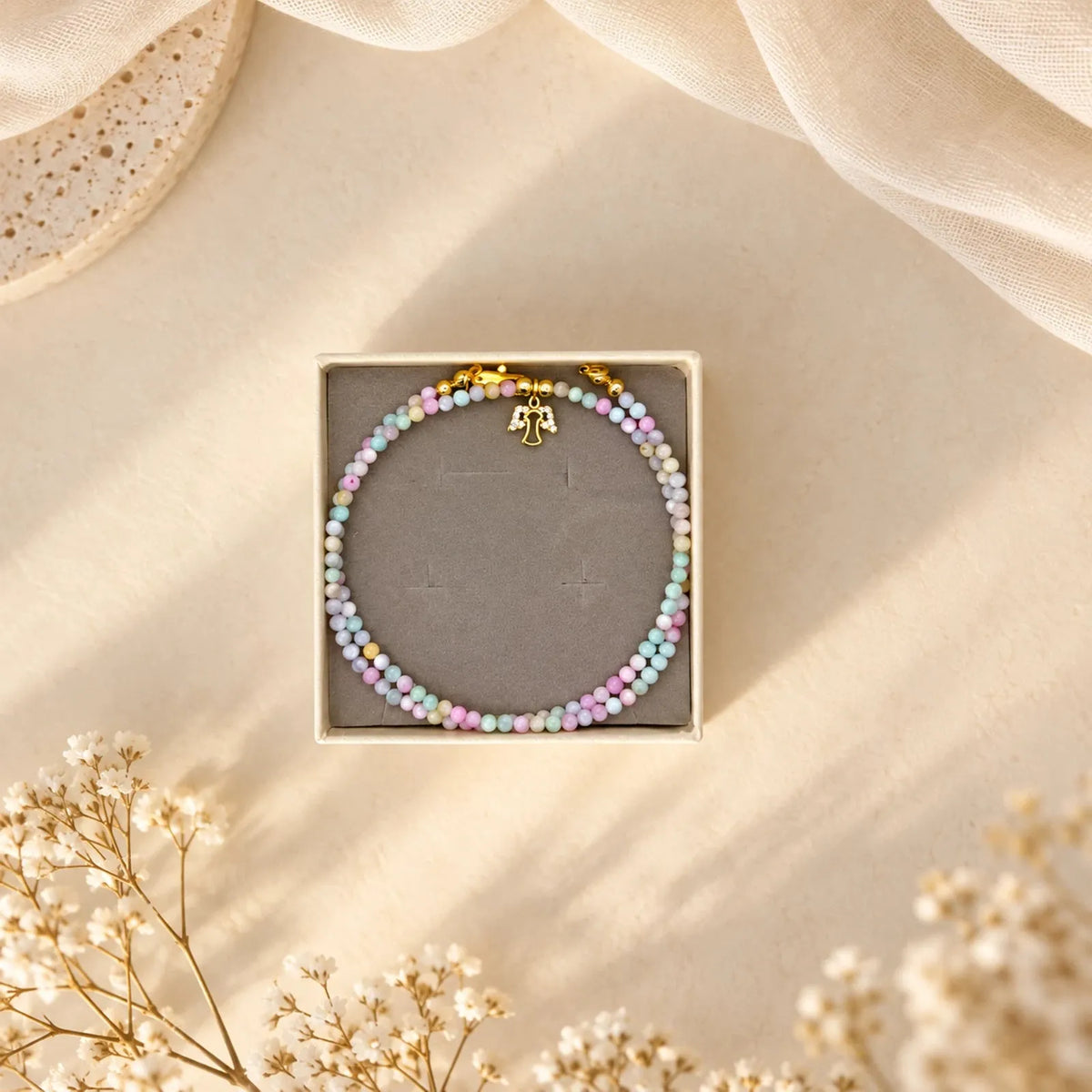 Collar de cuentas pastel multicolor con dije de corona
