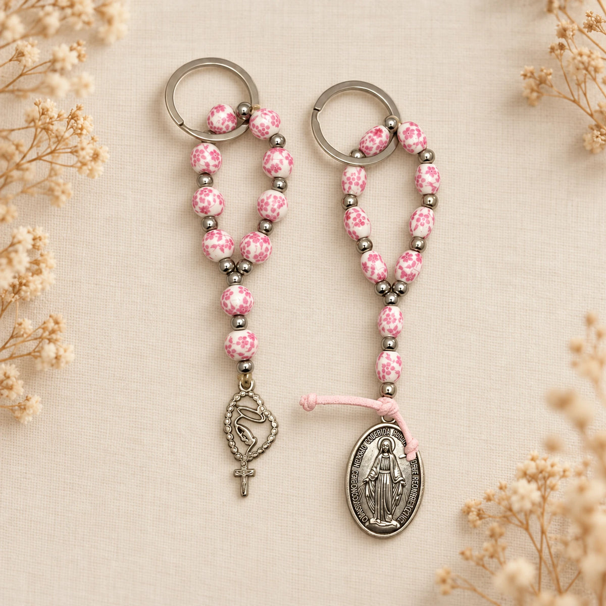 Llavero de cuentas cerámicas rosa con medalla religiosa