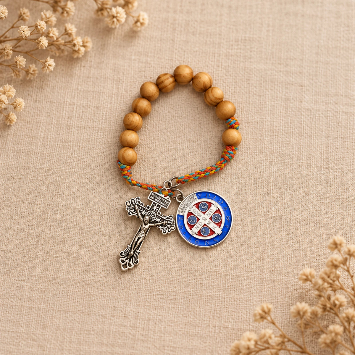 Pulsera de cuentas de madera con medalla de San Benito y crucifijo