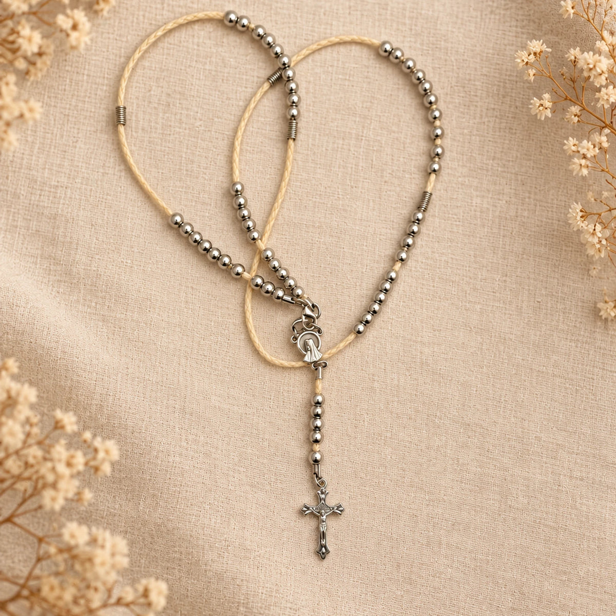 Rosario de cordón crema con cruz flor de lis