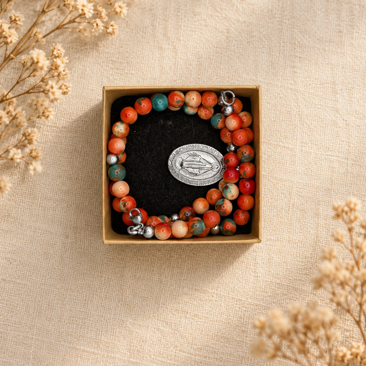 Pulsera de cuentas naranja y turquesa con medalla Milagrosa