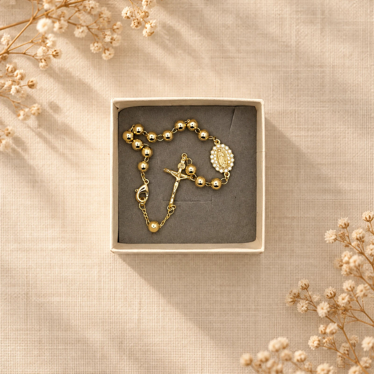 Pulsera de cuentas doradas con crucifijo