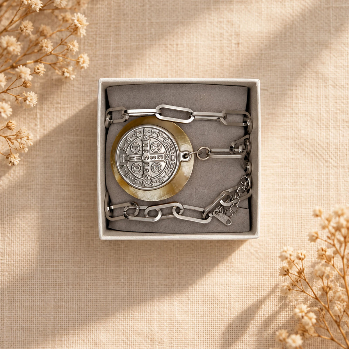 Pulsera de cuentas doradas de triple vuelta