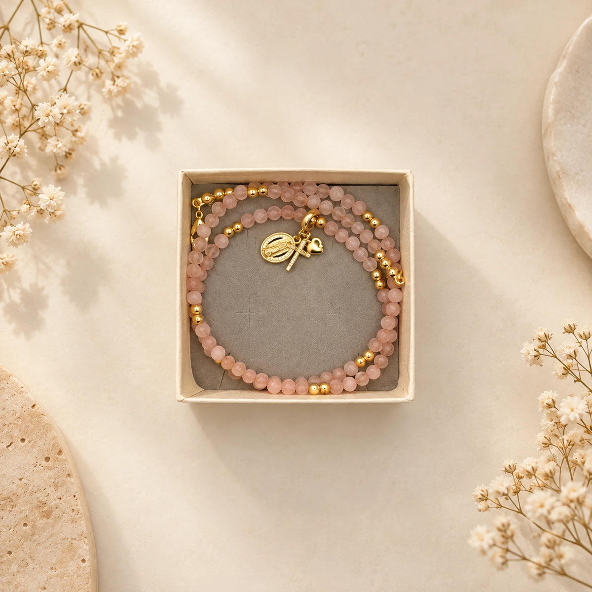 Pulsera de cuarzo rosa con dijes y medalla de Guadalupe