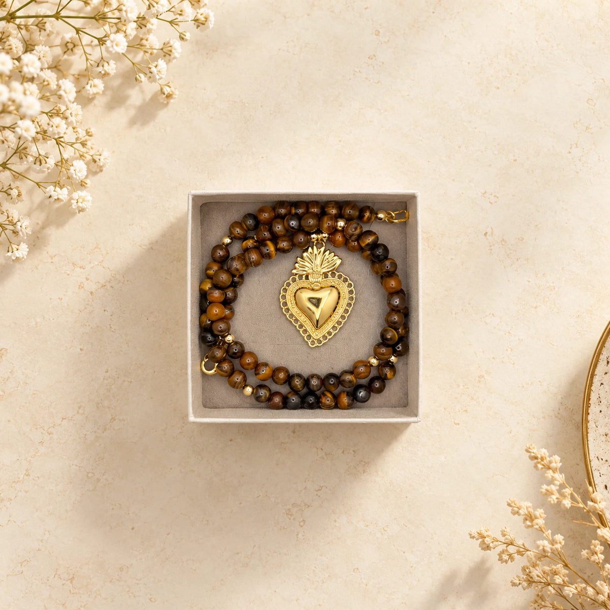 Pulsera de ojo de tigre con dije de Sagrado Corazón