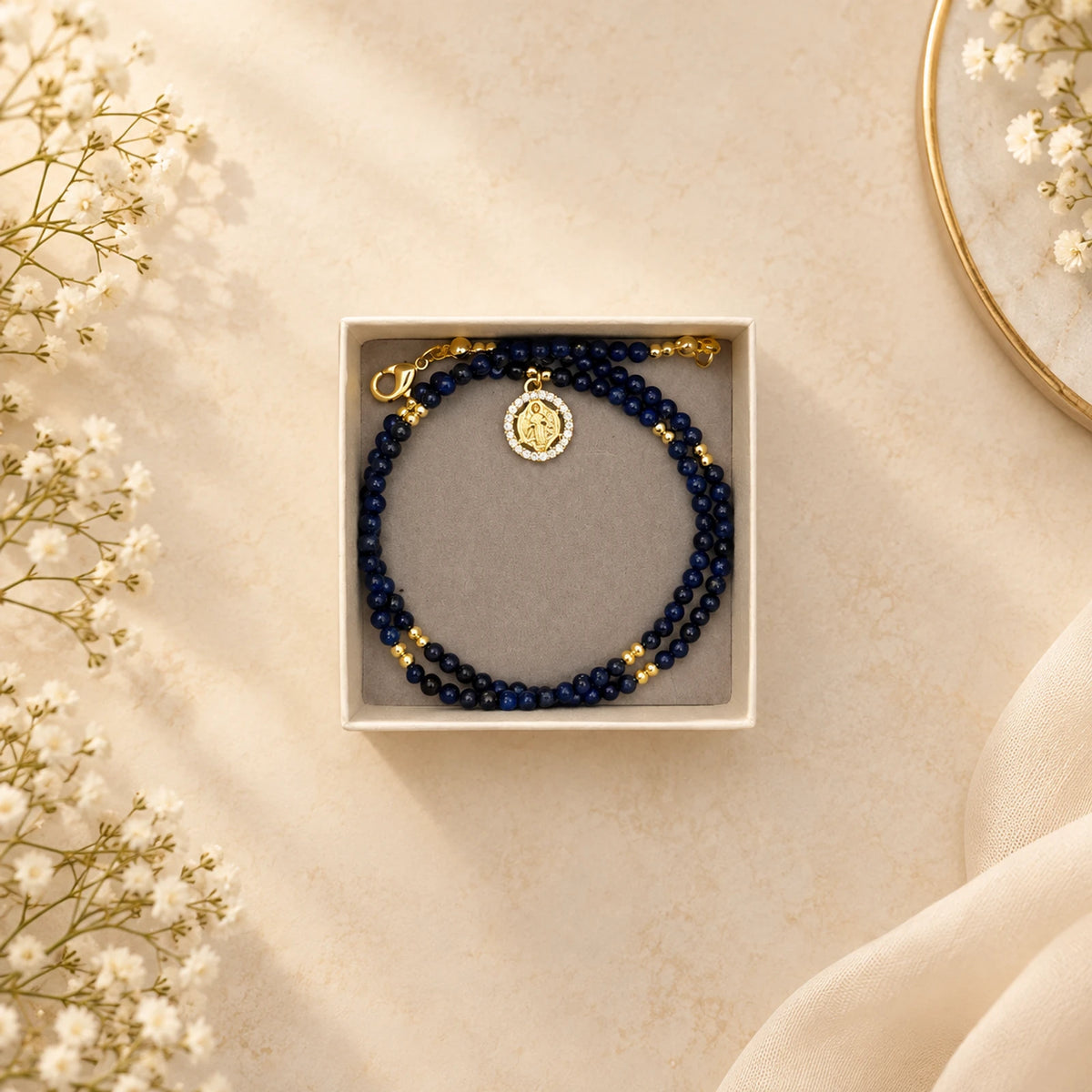 Collar de cuentas azul marino con medalla de Virgen dorada