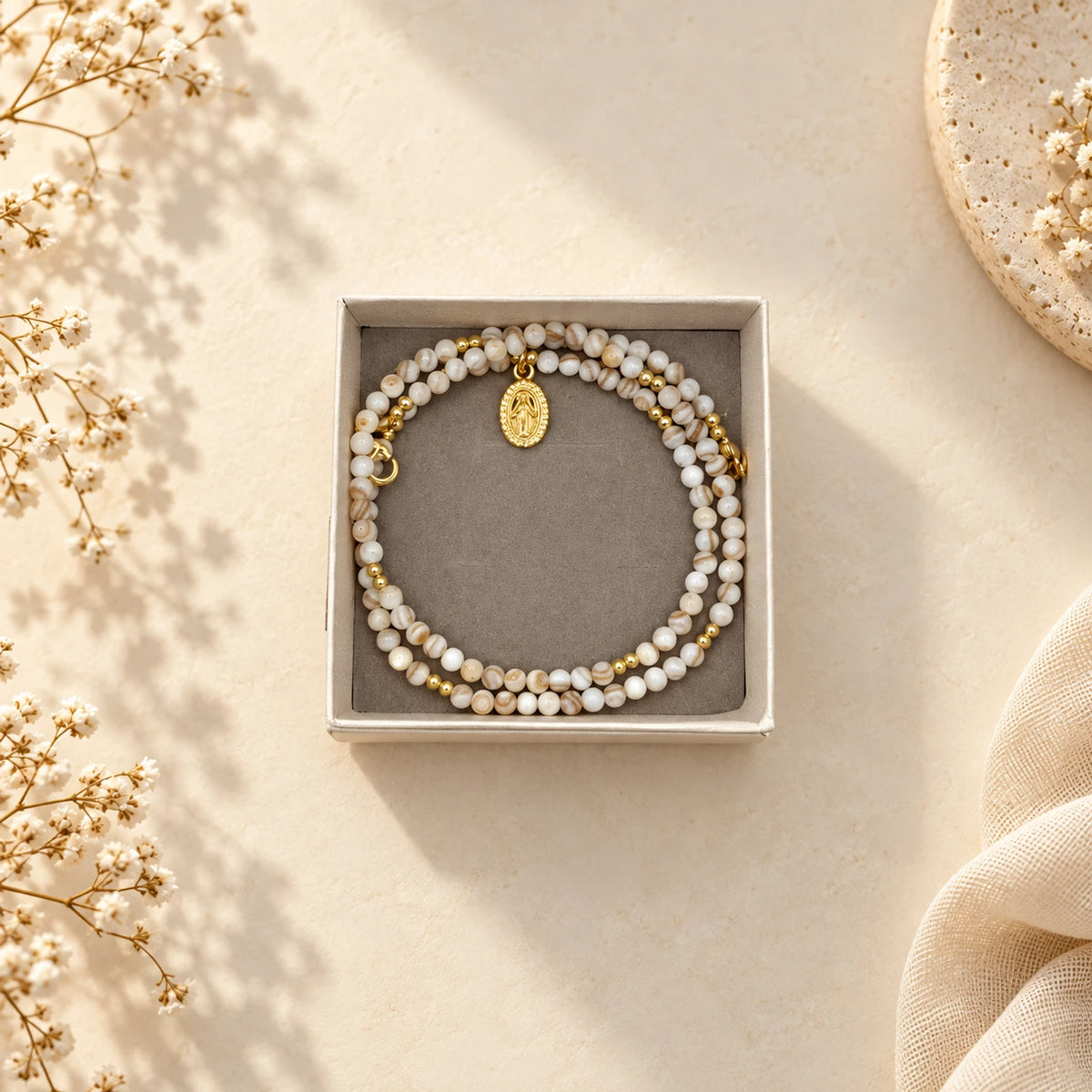 Collar de cuentas de nácar con medalla de Guadalupe