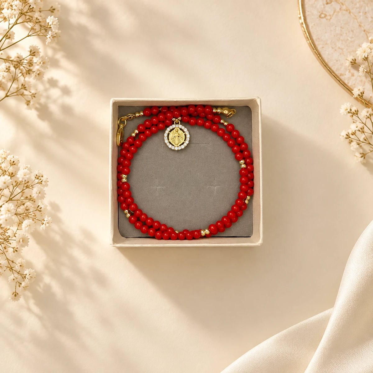 Collar de cuentas coral con medalla de San Benito dorada