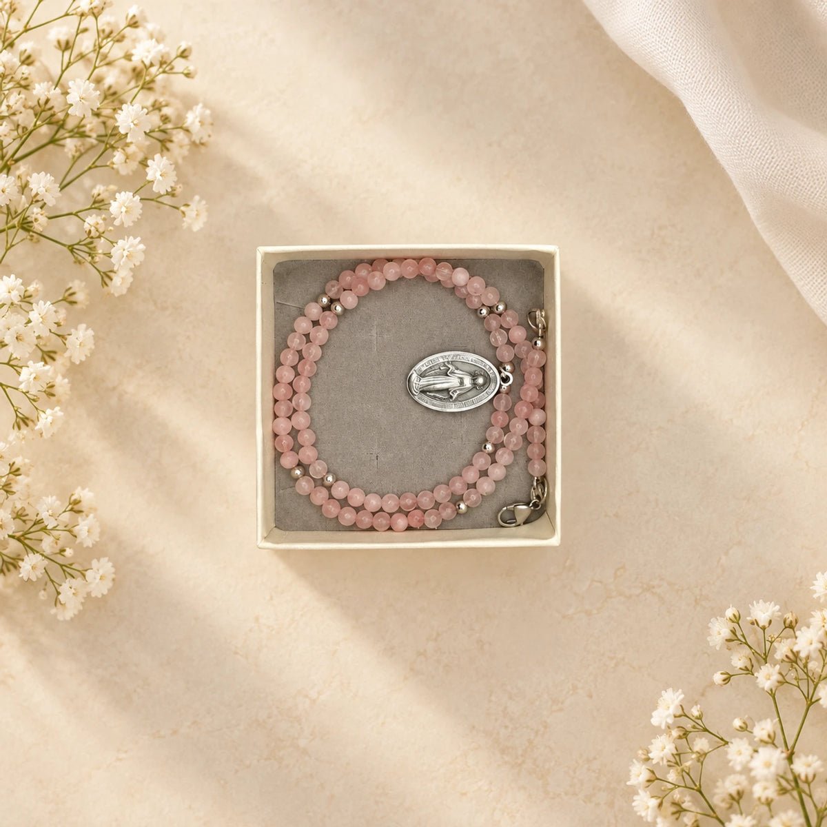 Collar de cuarzo rosa con medalla de Guadalupe