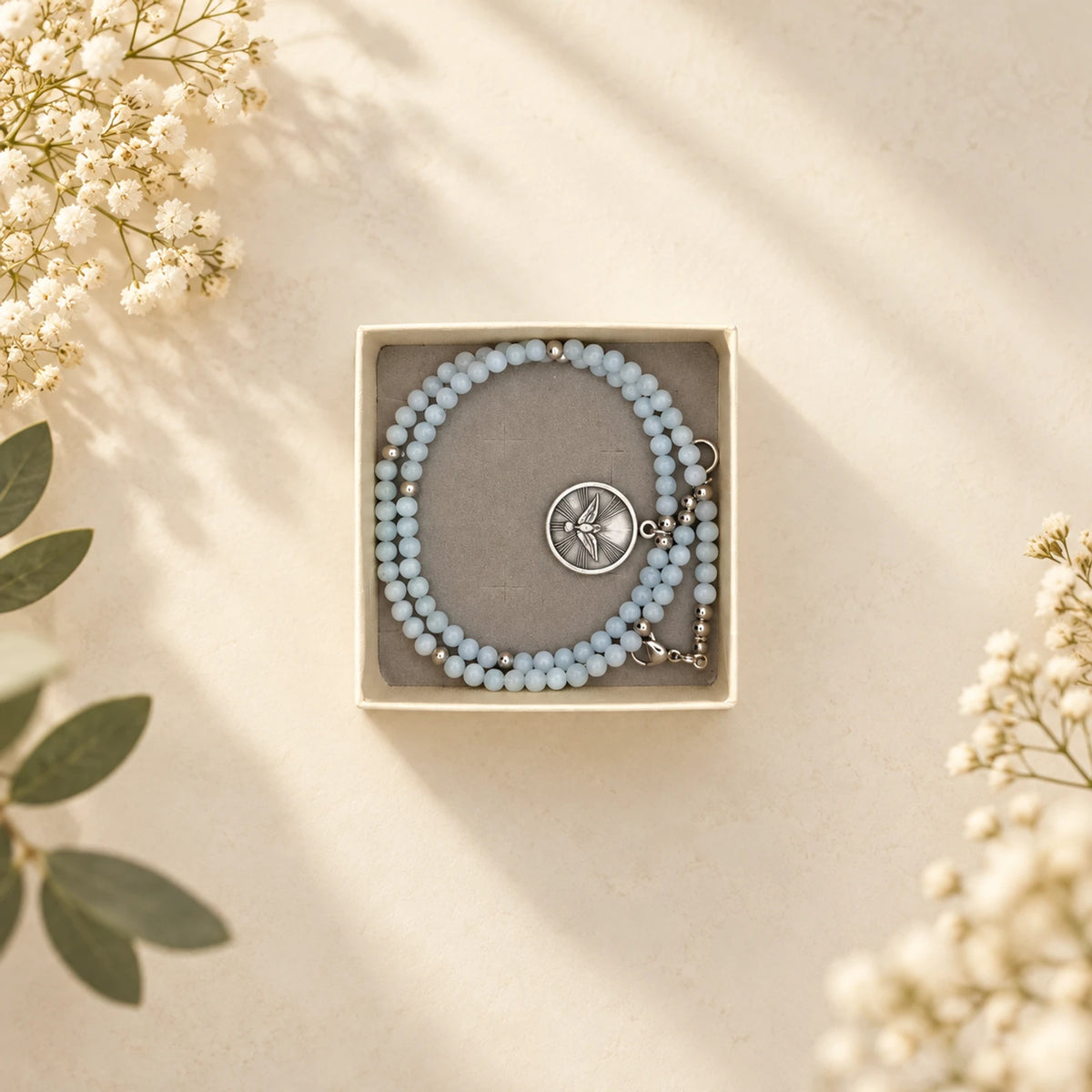 Collar de piedra celeste con medalla del Espíritu Santo