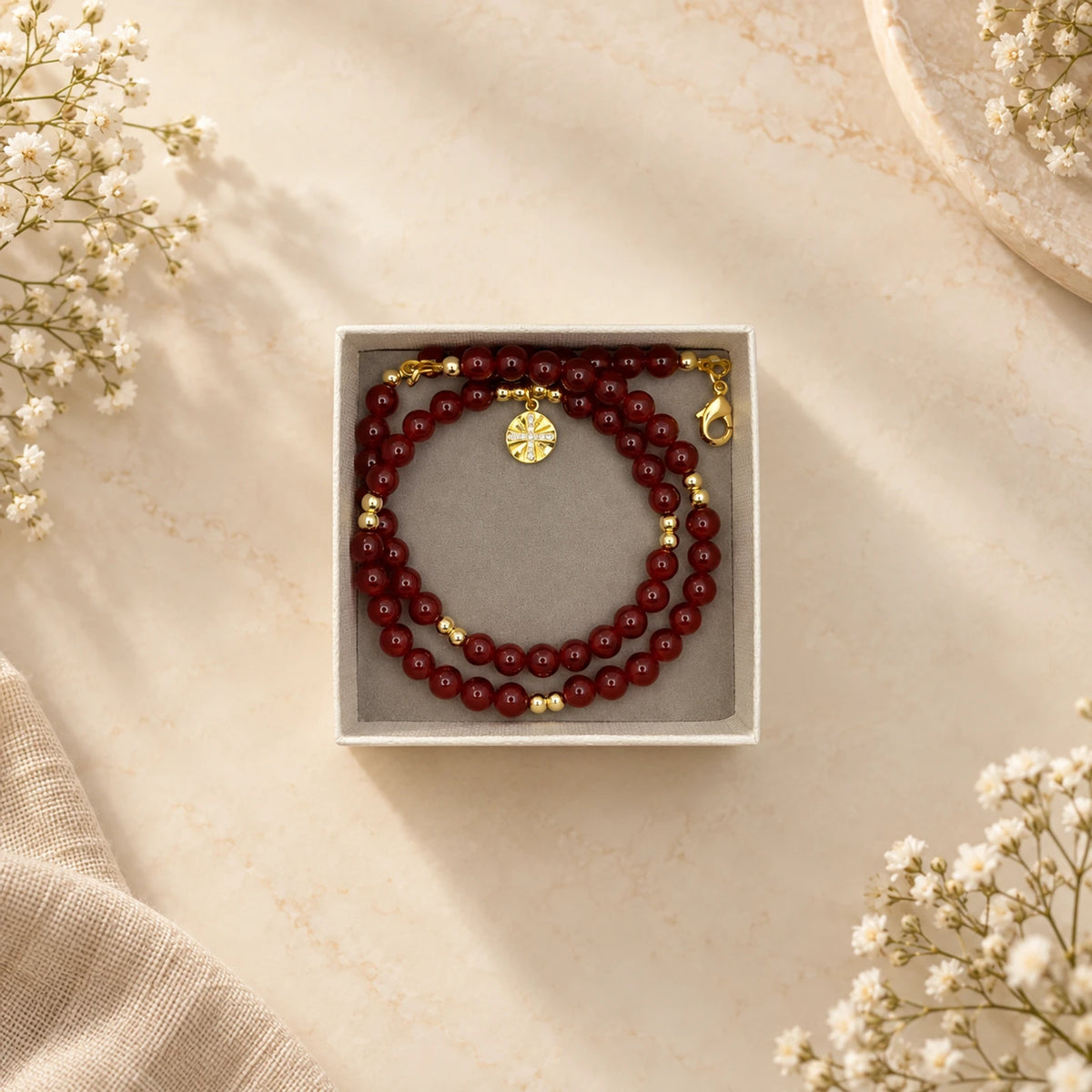 Collar de cuentas granate con medalla de San Benito