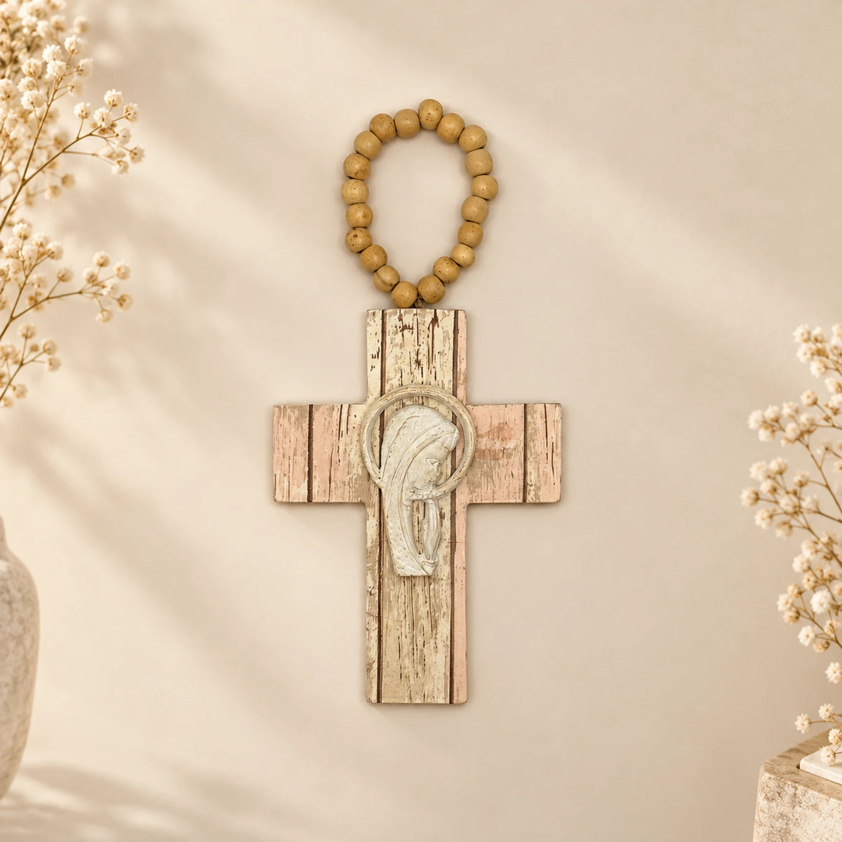 Cruz de pared de madera rústica con colgante de bolitas