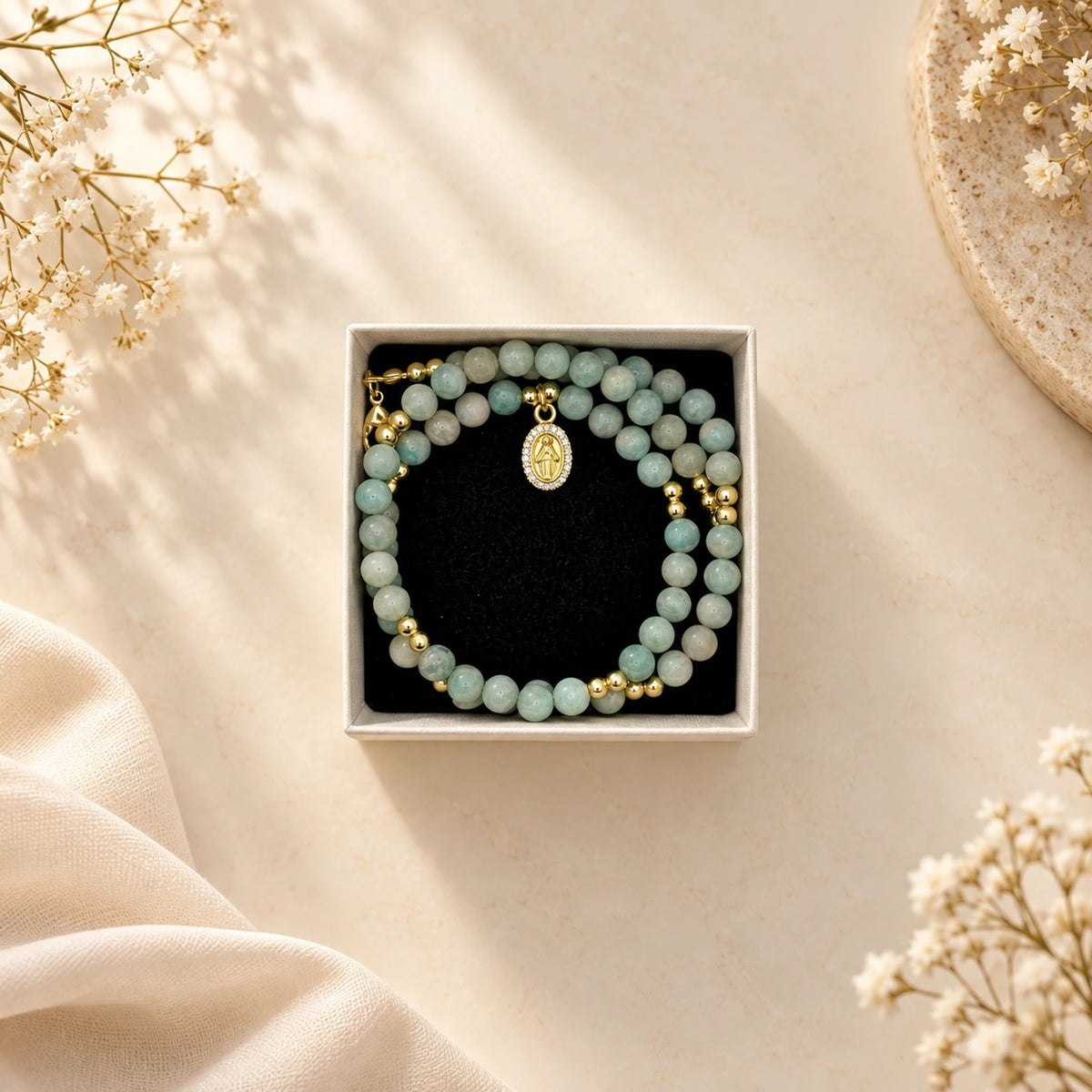 Pulsera doble de cuentas verde y celeste con dije de Virgen