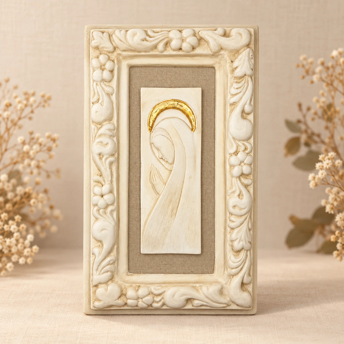 Placa con marco floral y perfil de Virgen