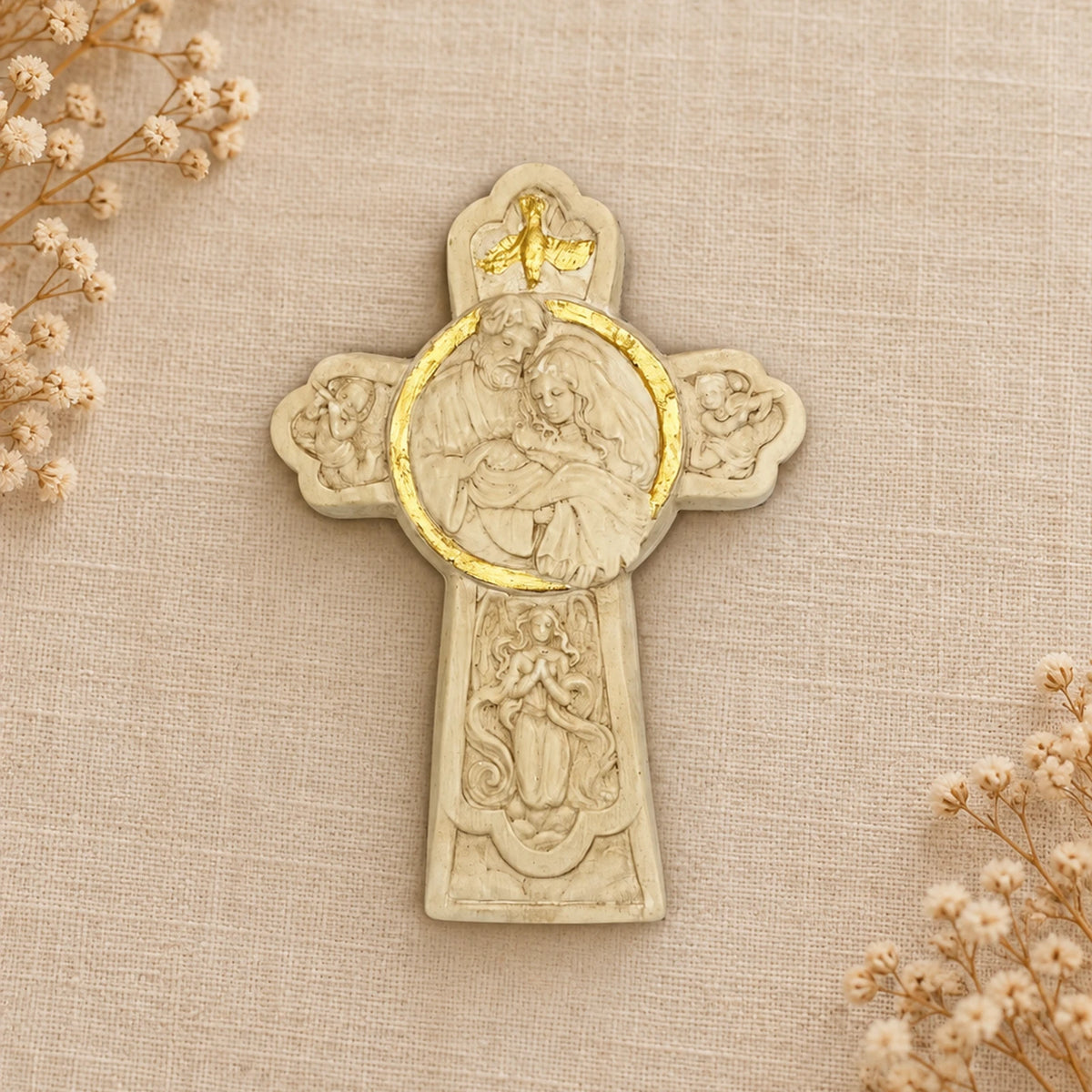 Cruz ornamentada con Sagrada Familia y ángeles