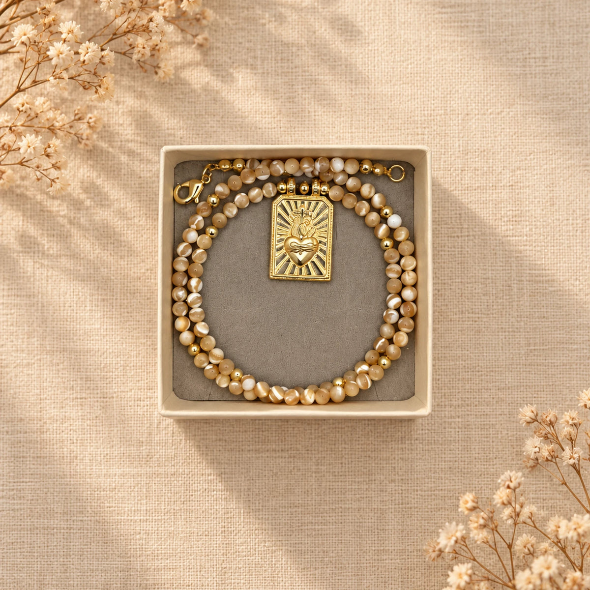 Collar de nácar con dije rectangular de Sagrado Corazón