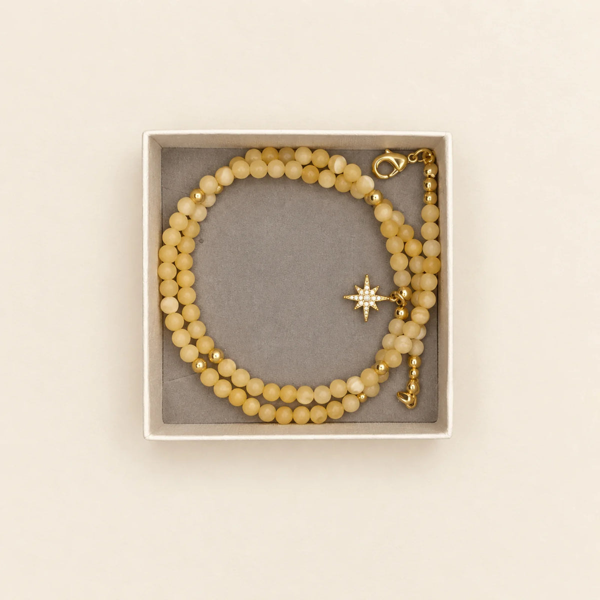 Pulsera amarilla con dije